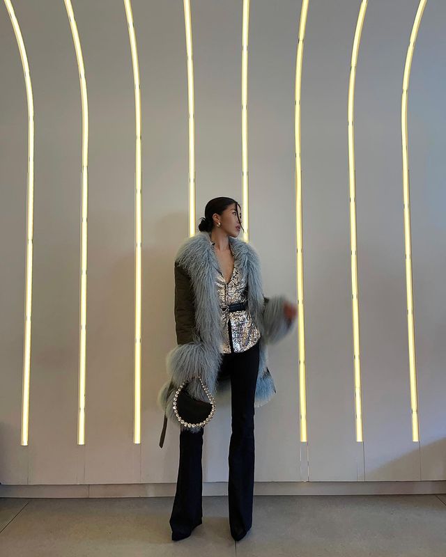 Jenn Bae with Black Flexible Eternity Bag